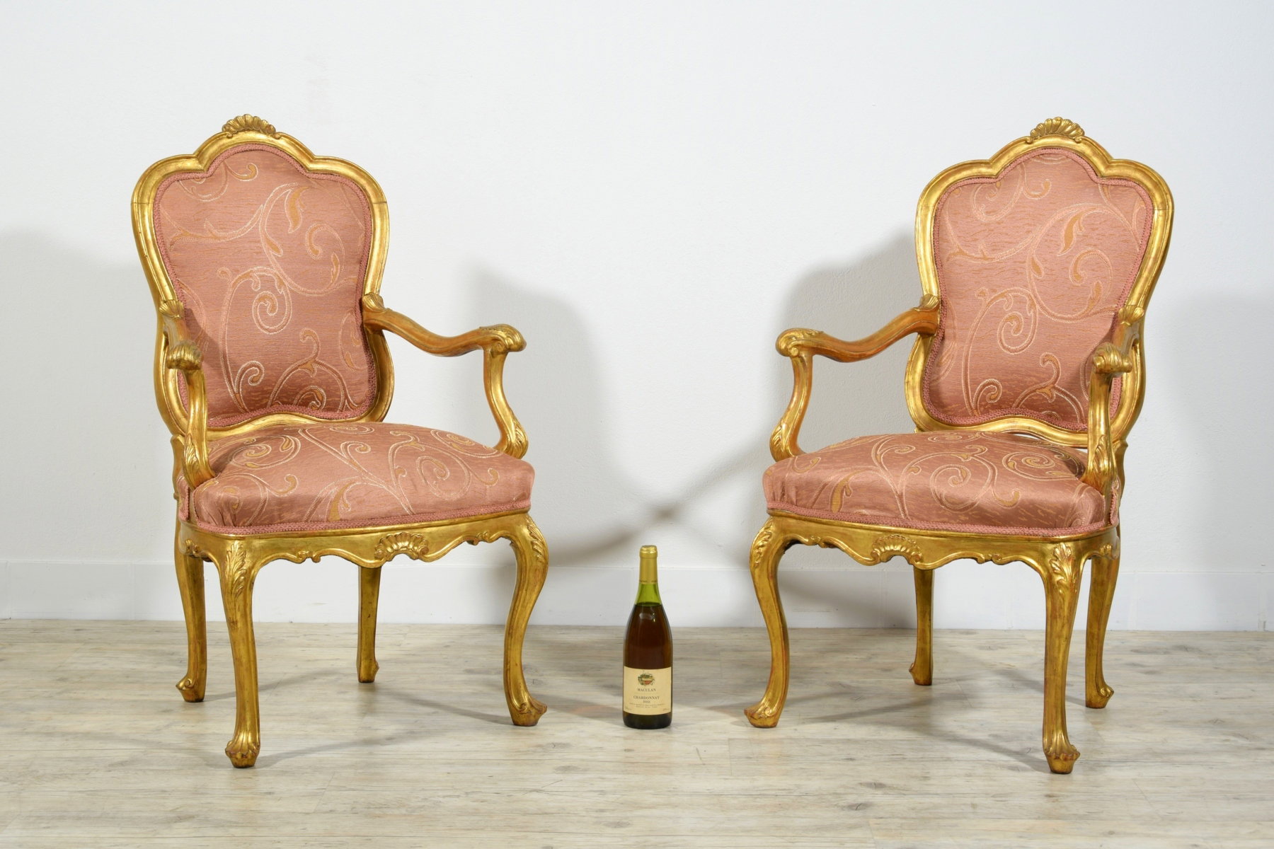 Paire de fauteuils en bois sculpté et doré, Venise, début du XIXe siècle